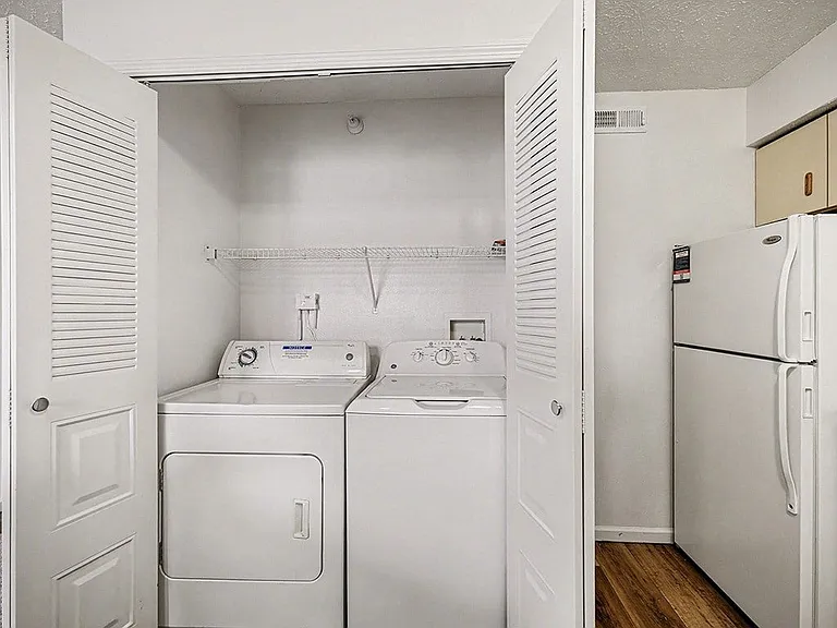 Brentwood Park Apartments — Photo 57