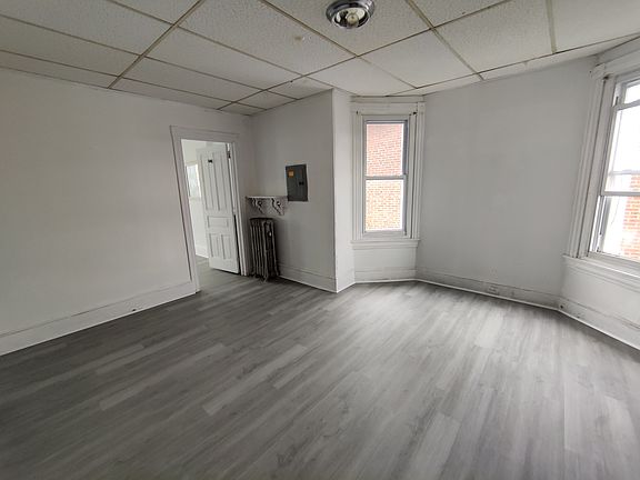 3rd image of 926 W Marshall St Floor 2