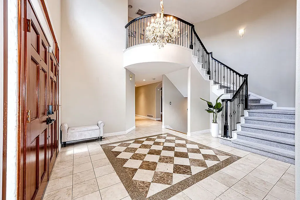 5 bed, 6398 sqft, $5,980 — Photo 2