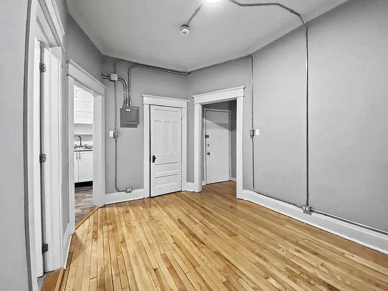 404 Elgin St — Photo 8