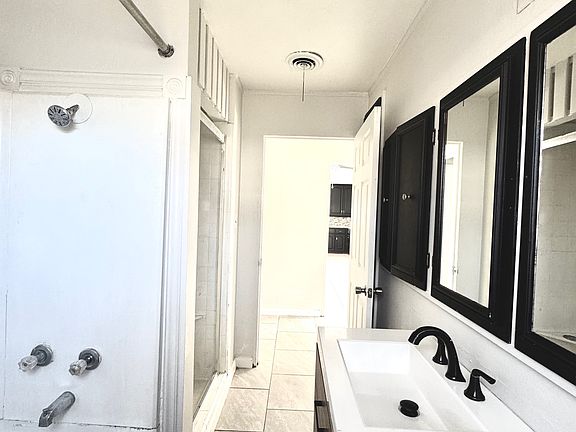 3rd image of 3308 SW 10th Ave #1