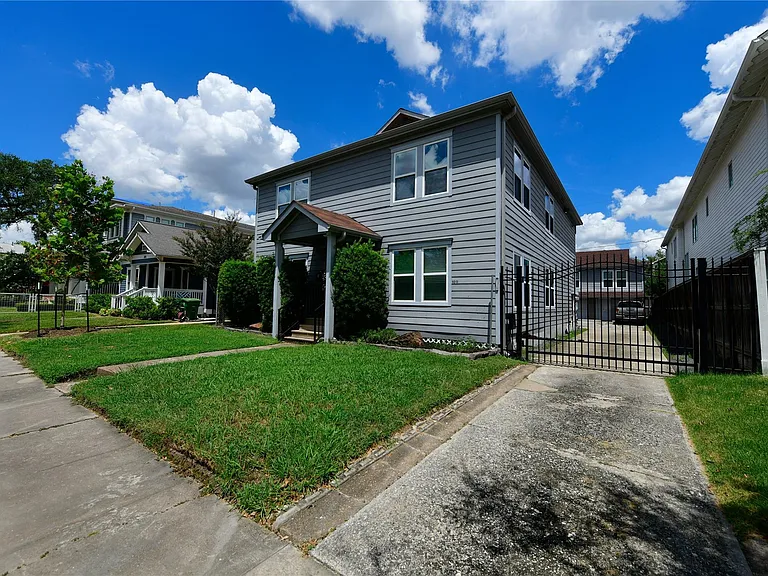 1011 E 6th 1/2 St #4 — Photo 4