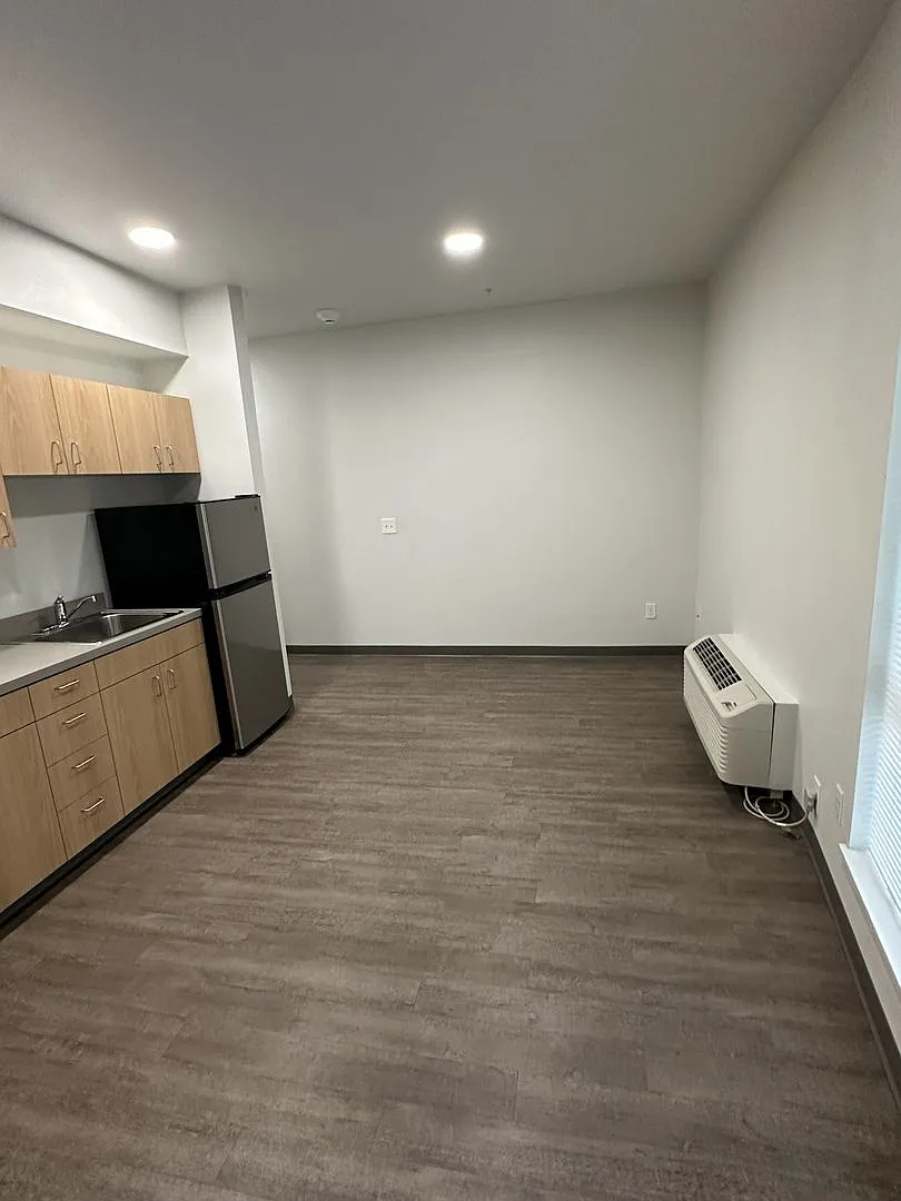 990 Broadway Apartment Homes — Photo 4