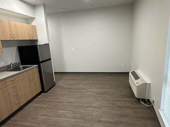 3rd image of 990 Broadway St NE #301
