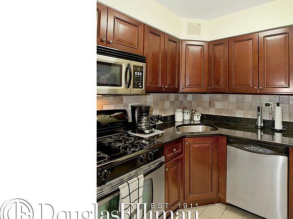 3rd image of 400 E 70th St APT 302