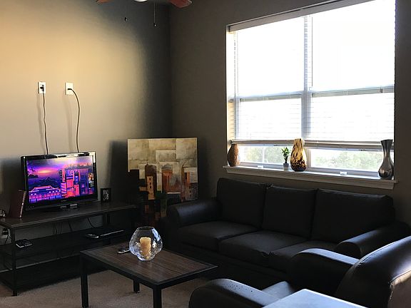 5th image of 601 W Bacon St
