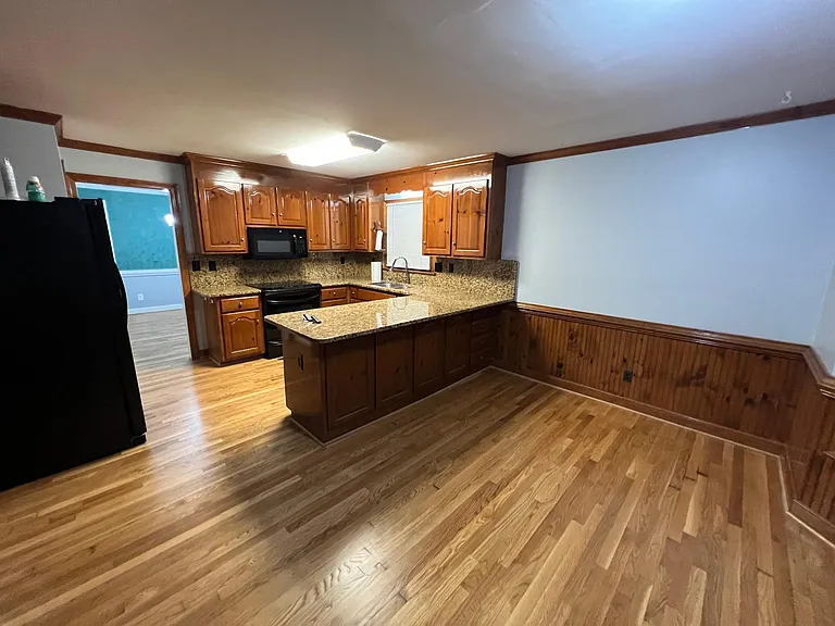Photo of kitchen and breakfast area