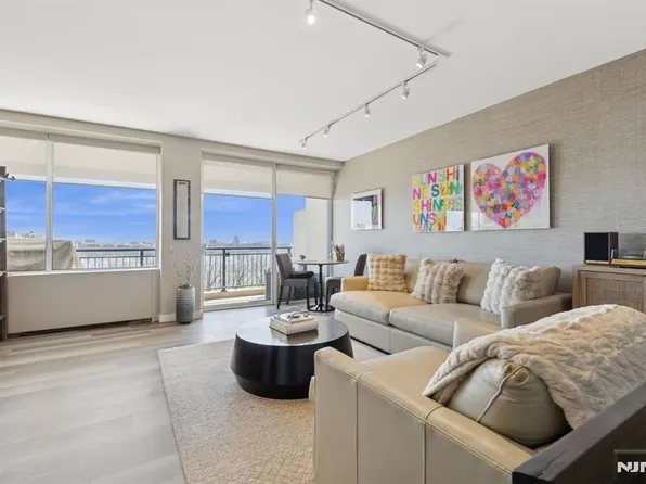4 Horizon Rd APT 410, Fort Lee, NJ 07024