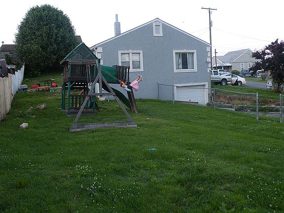 4th image of 2205 Russell Ave
