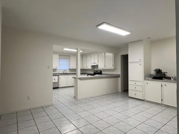 1023 W Snyder St, Alvin, TX 77511