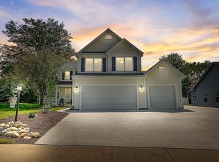 2319 Fox River Pkwy, Waukesha, WI 53189