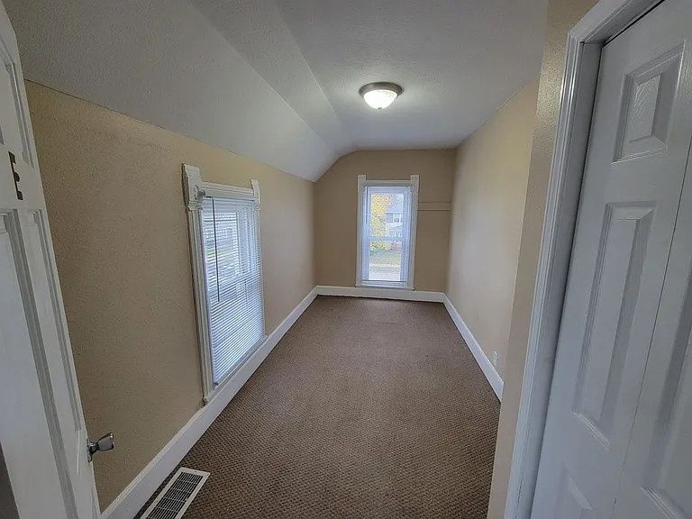 916 N Hill St — Photo 37