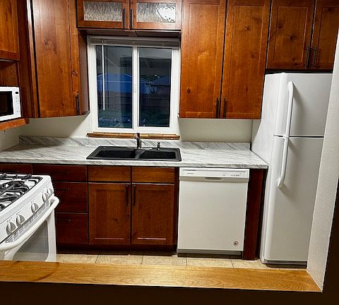3rd image of 4525 Yarrow St