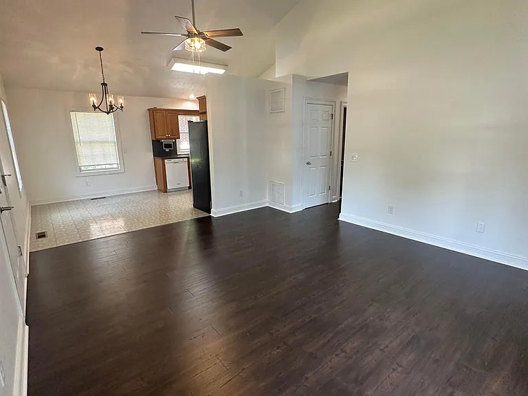 542 Virginia Ave — Photo 4