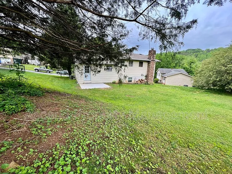 903 Valerie Ln — Photo 4