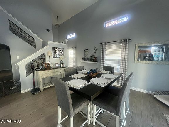 3rd image of 1661 Saint James Pl