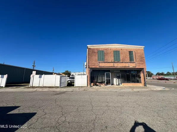 100 Elizabeth St APT E, Picayune, MS 39466