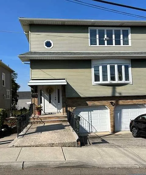 Top floor for rent
First driveway part of rental
Quiet neighborhood
Walking distance to schools.