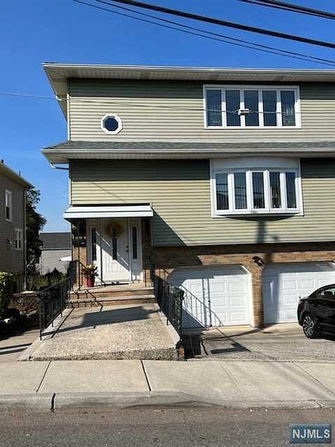 Top floor for rent
First driveway part of rental
Quiet neighborhood
Walking distance to schools.