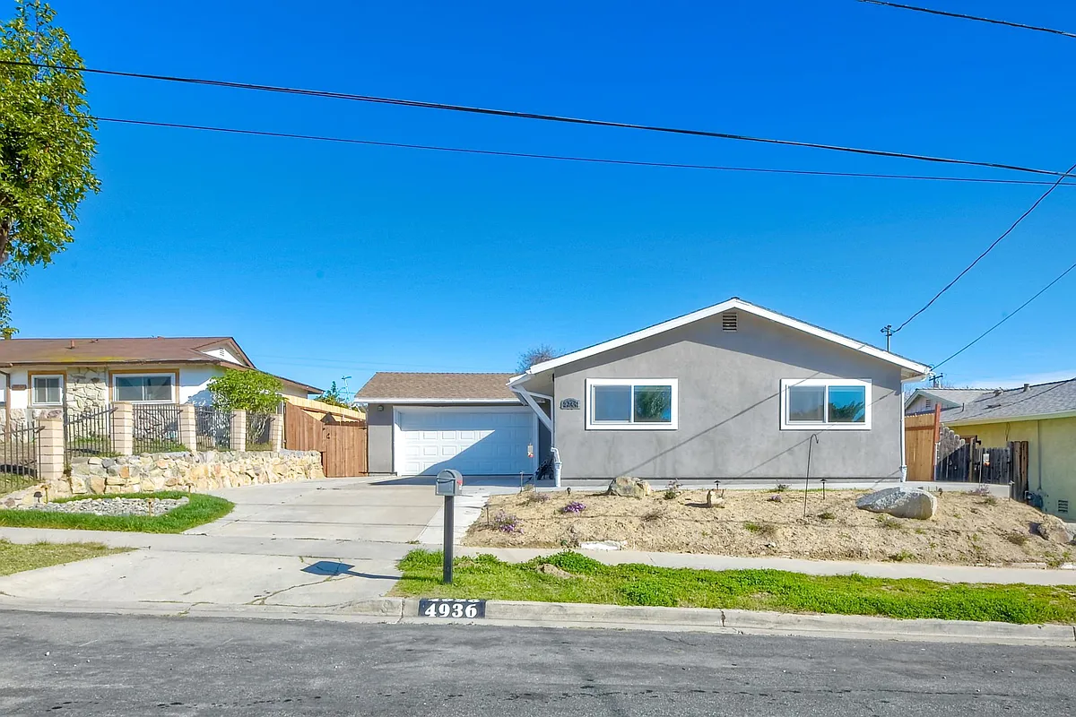 Building Photo - 4936 Siesta Dr