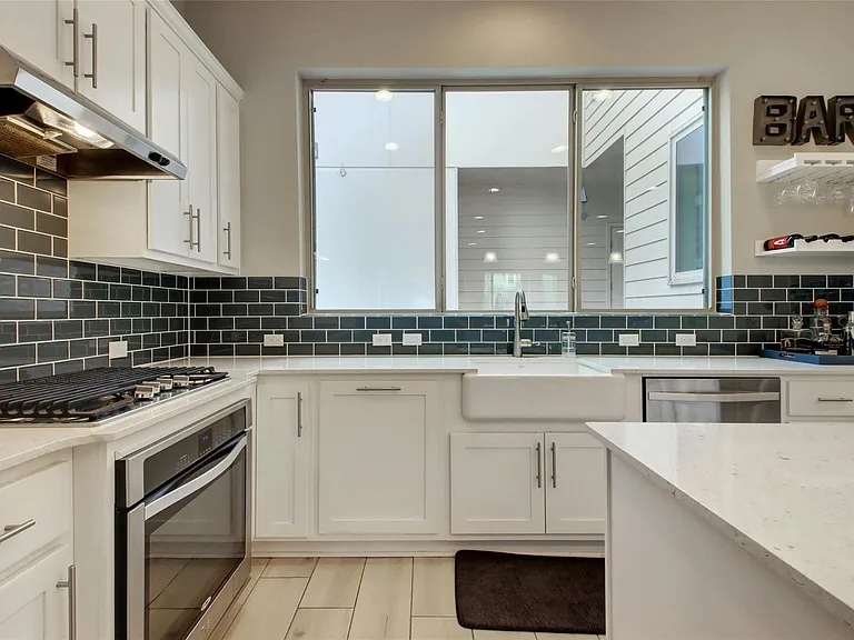 2114 Philomena St — Photo 18