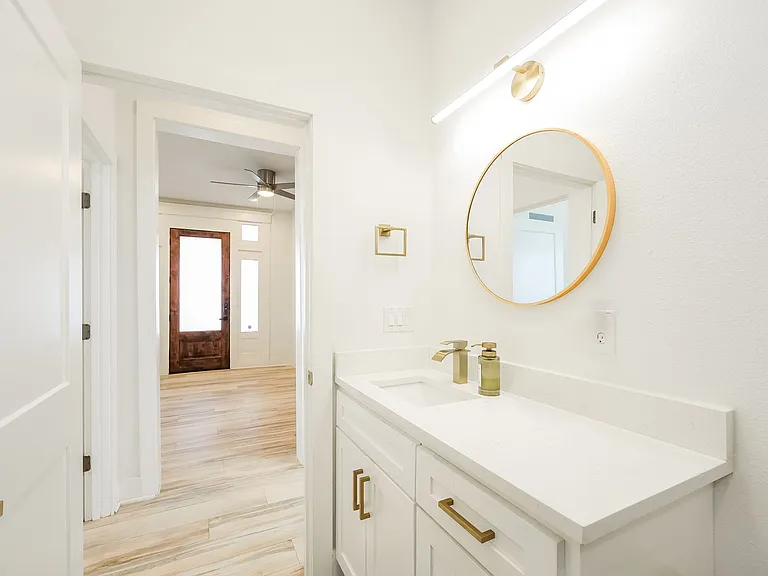 120 E Magnolia — Photo 28