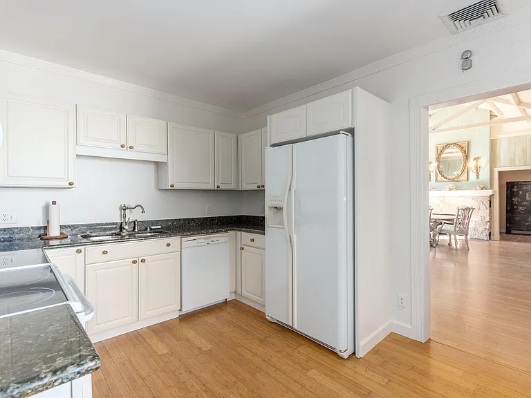 5 N Beach Rd — Photo 12