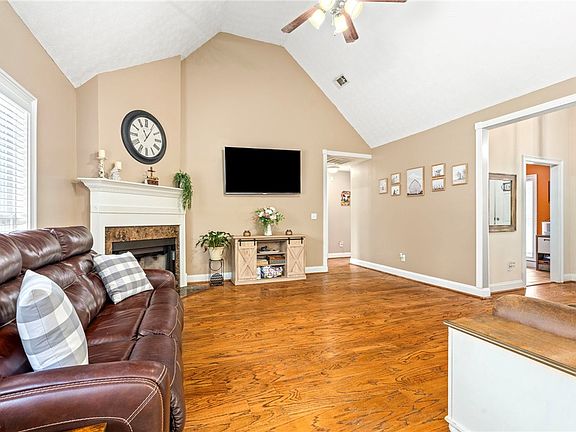 5th image of 4146 Surrey Ln