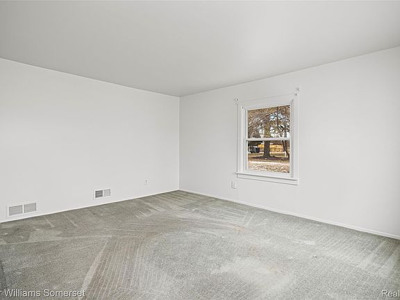 5th image of 32694 Ruehle Ave