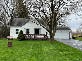 690 N Blossom Rd, Elma, NY 14059