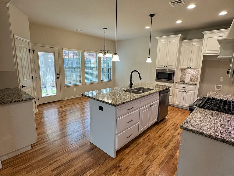 912 W Fargo St — Photo 12