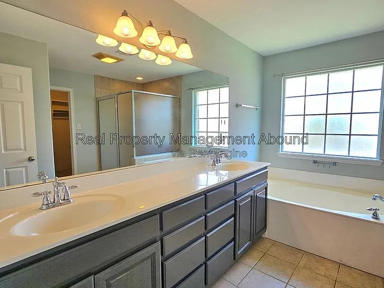 809 W Granger St — Photo 23