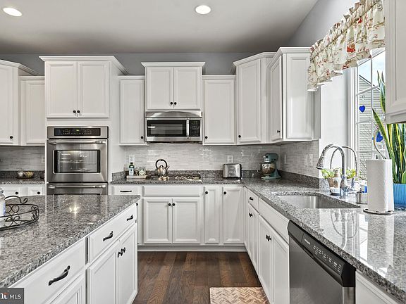 5th image of 135 Poplar Manor Ave