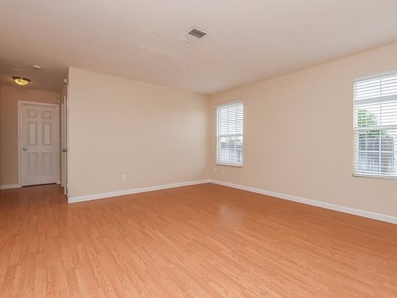 5th image of 826 Birchwood Dr