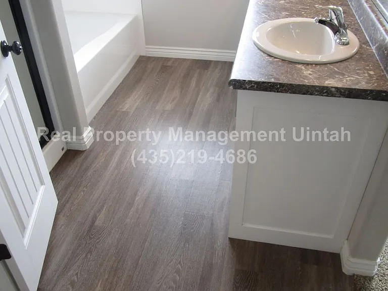 428 E Red Fox Ln — Photo 3