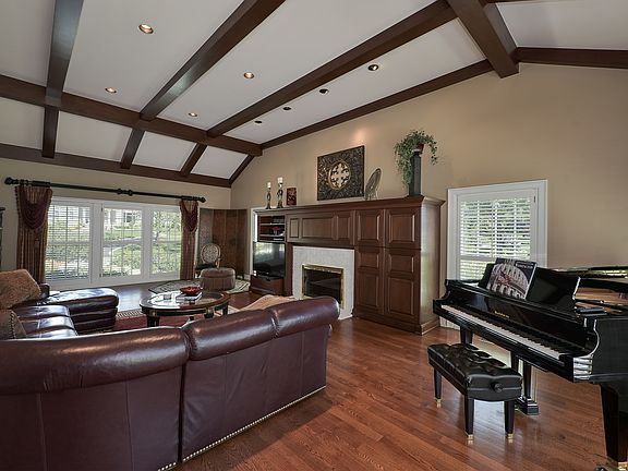 4th image of 1673 Balmoral Ln