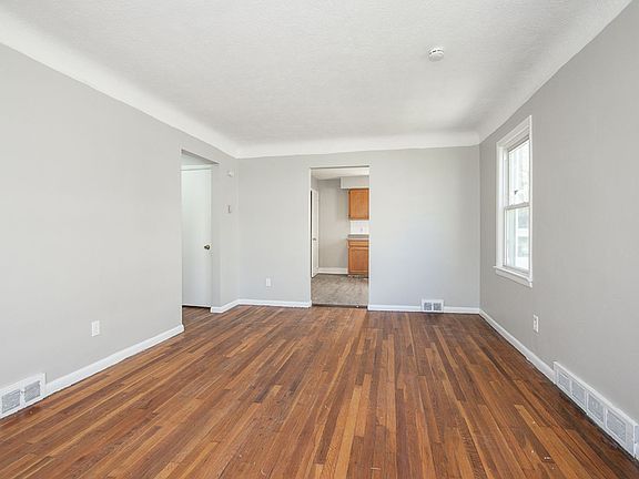 5th image of 13812 Alvin Ave