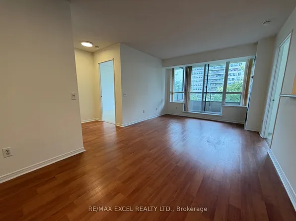 91 Townsgate Dr #507, Vaughan, ON L4J 8E8