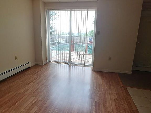 4th image of 206 Suffolk Ave #1
