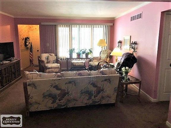 5th image of 39349 Twenlow Dr