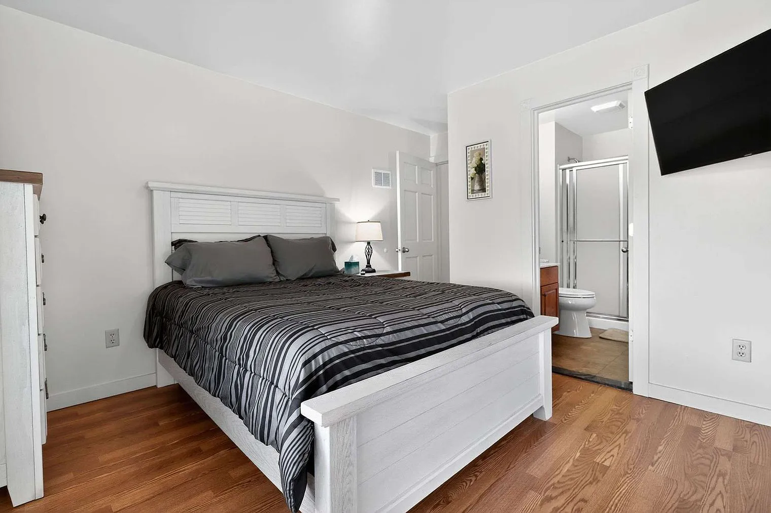 4 bed, 4.0 bath, 3939 sqft, $7,277 — Photo 3