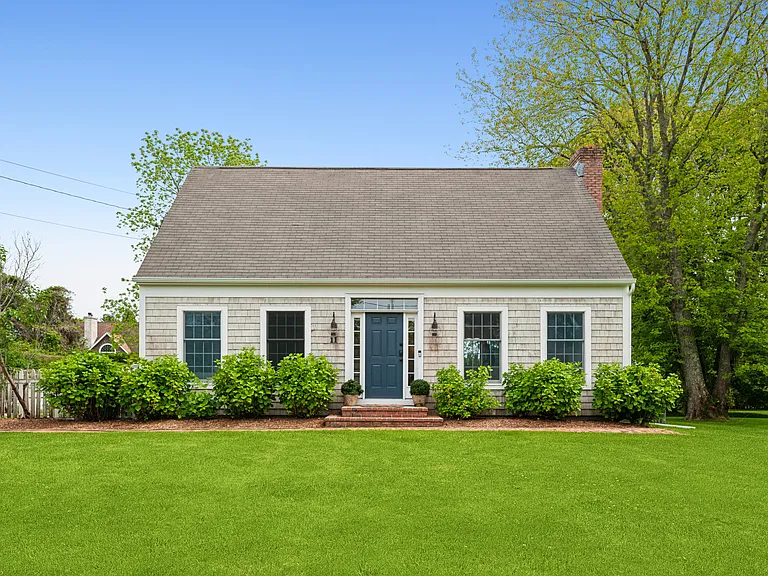 11 Sawasett Ave — Photo 2