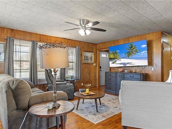 5th image of 628 Maple St