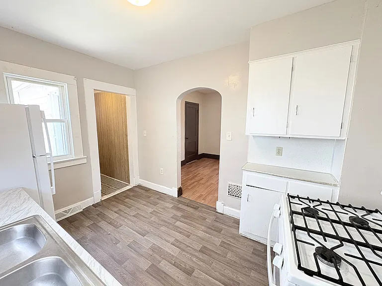 261 E Lake St — Photo 8
