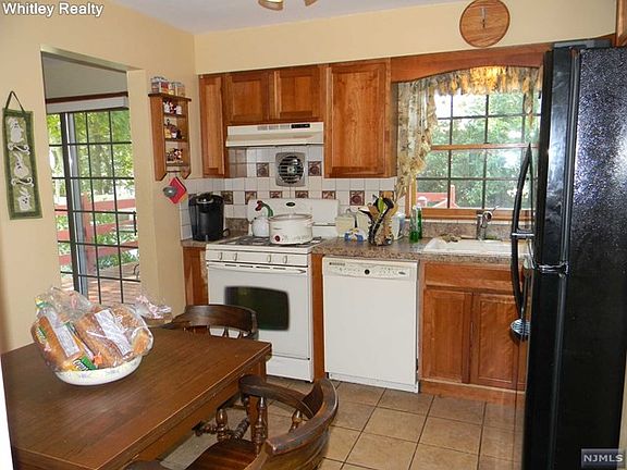3rd image of 698 Cypress St