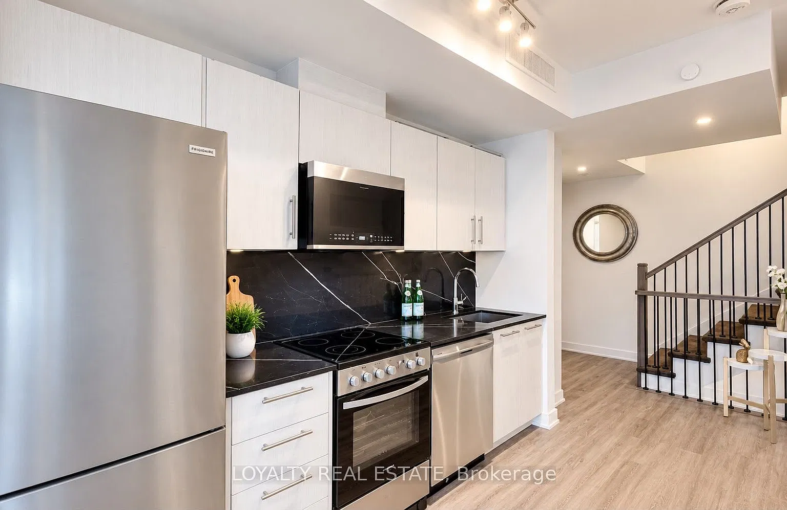 861 Sheppard Ave W — Photo 4