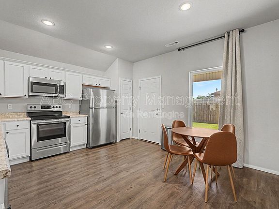 4th image of 946 E Sparrow Cir