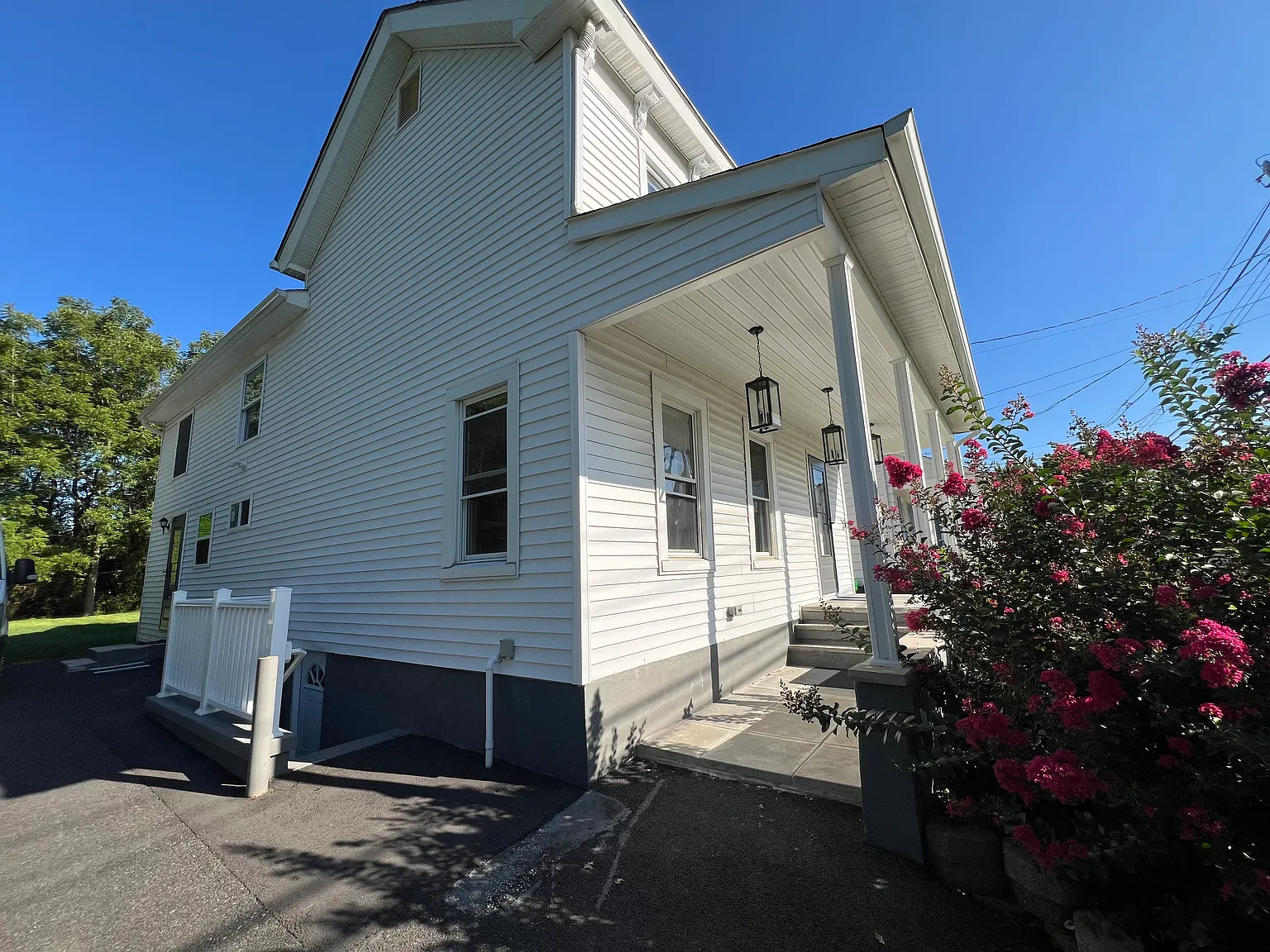 4 bed, 2440 sqft, $4,495 — Photo 3