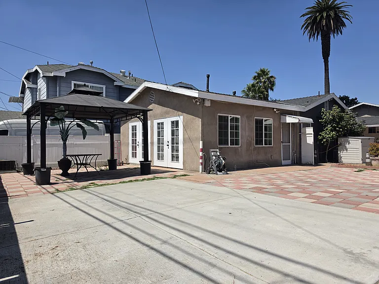 1038 Raymond Ave — Photo 1