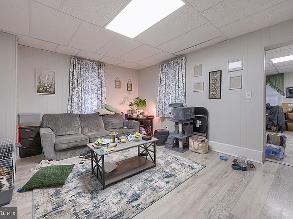 3rd image of 454 E Weidman St